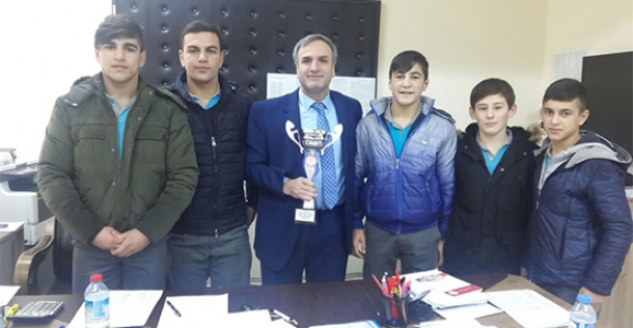 HENDEK MESLEKİ VE TEKNİK ANADOLU LİSESİ GÜREŞLERE DAMGA VURDU