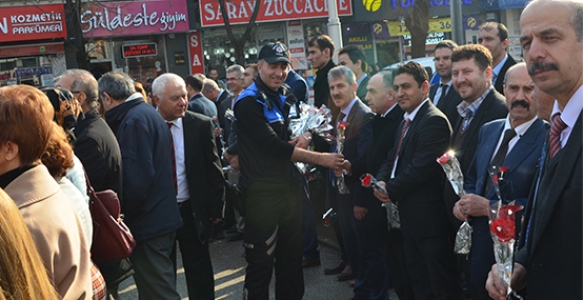 HENDEK POLİS'İNDEN ÖĞRETMENLERE KARANFİLLİ KUTLAMA