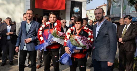 HENDEK ŞAMPİYONLARINI KARŞILADI