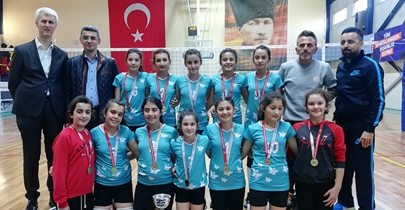 Hendek Şehit Mahmutbey Ortaokulu Şampiyon 