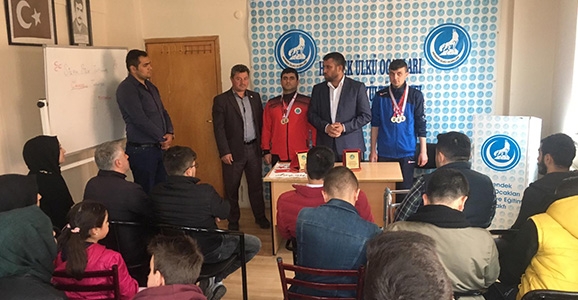 Hendek Ülkü Ocakları Şampiyonları Onurlandırdı