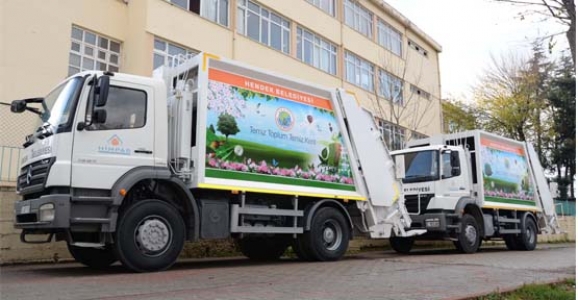 HENDEK’E 4 TANE ÇÖP KAMYONU