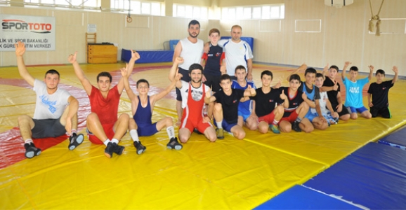 HENDEKLİ 3 GÜREŞÇİ MİLLİ TAKIMDA