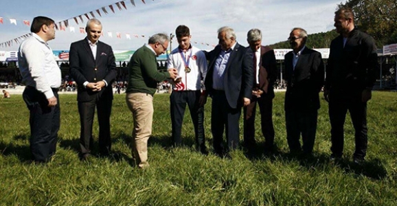 HENDEK'Lİ BAŞAR, SÖĞÜTLÜ'DE ÖDÜLLENDİRİLDİ