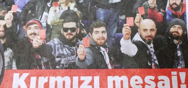 HENDEKLİ TARAFTARLARDAN KIRMIZI KARTLI DESTEK