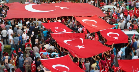 HENDEKLİ BİNLERCE KİŞİ TERÖRÜ LANETLEDİ