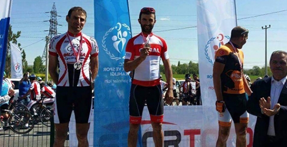 HENDEKLİ BİSİKLETÇİ BİRİNCİ OLDU 