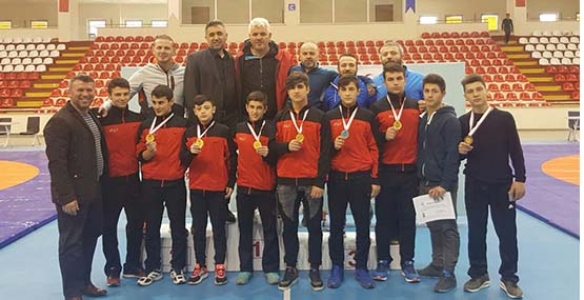 HENDEK’Lİ GENÇ GÜREŞÇİLER AMASYA’YI SALLADI