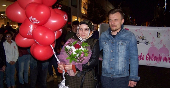 HENDEK’Lİ GENÇTEN ÇARK CADDESİNDE EVLENME TEKLİFİ