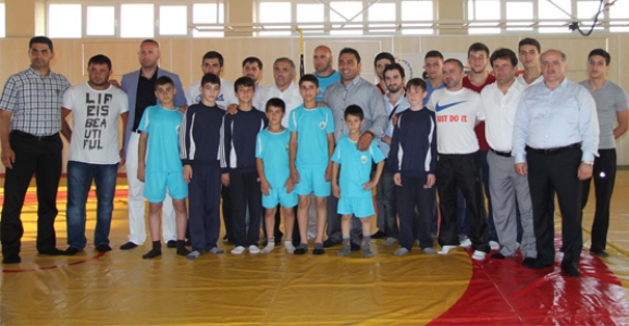 HENDEKLİ GÜREŞÇİLER TARİH YAZMAYA DEVAM EDİYOR