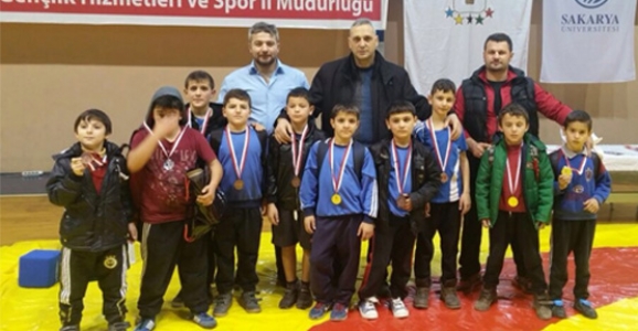 HENDEKLİ GÜREŞÇİLERDEN 22 MADALYA