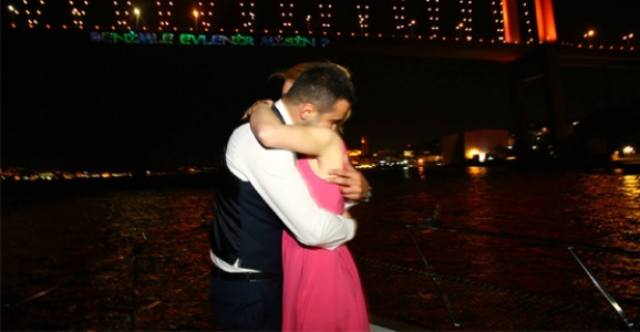 HENDEKLİ İŞ ADAMINDAN ROMANTİK TEKLİF