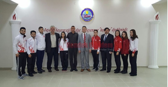 HENDEK’Lİ KARATECİLER KAYMAKAM BURHAN’I ZİYARET ETTİ
