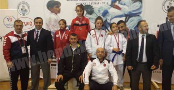 HENDEKLİ KARATECİLER MUTLU DÖNDÜ