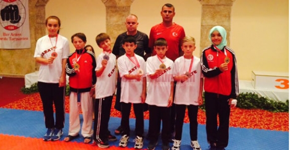 HENDEK’Lİ KARATECİLER PAMUKKALE’Yİ SALLADI