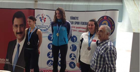 HENDEK’Lİ YÜZÜCÜ KÜÇÜK BEŞ DALDA ŞAMPİYON