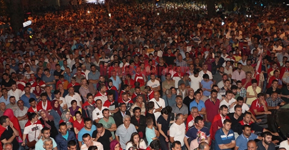 HENDEKLİLER GECEYİ SOKAKTA GEÇİRDİ