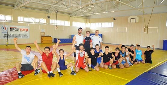 HENDEKLİLER, YİĞİDOLARIN MEMLEKETİNDE