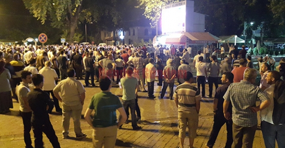 HENDEKLİLERDEN DARBE GİRİŞİMİNE TEPKİ