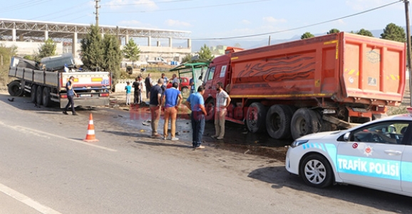 HENDEK’TE 3 ARAÇ BİRBİRİNE GİRDİ