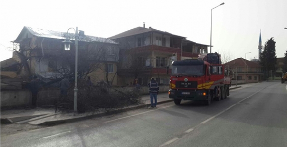 HENDEK’TE ÇATILAR UÇTU