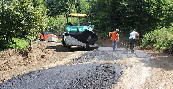 Hendek’te İki Mahalleye Asfalt