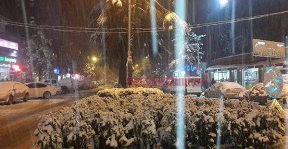 HENDEK’TE MART KAPIDAN BAKTIRDI