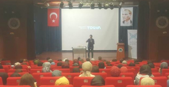 Hendek’te Melih Esat Açıl’ın ‘Yeni Medya Okuryazarlığı’ konferansına Büyük İlgi!