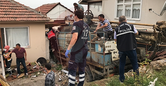 Hendek'te Sondaj Kamyonu Faciası 1 Ölü 2 Yaralı