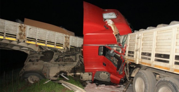 HENDEK’TE TANKER İLE TIR ÇARPIŞTI 2 YARALI