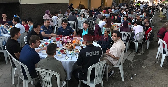 İftar Sofraları Emniyet Bahçesinde Kuruldu