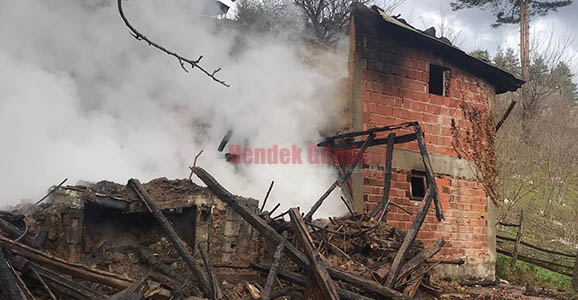 İki Katlı Ahşap Ev Tamamen Yandı