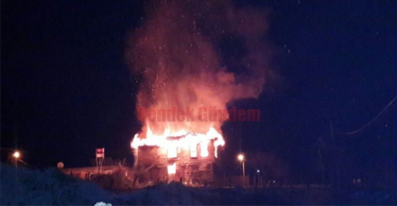 İKİ KATLI EV TAMAMEN YANDI