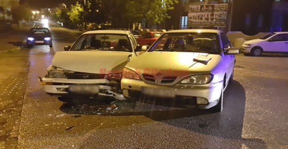 İKİ OTOMOBİL ÇARPIŞTI 1 YARALI
