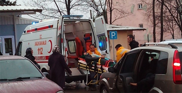 İKİNCİ KATIN ÇATISINDAN DÜŞEN ŞAHIS YARALANDI 