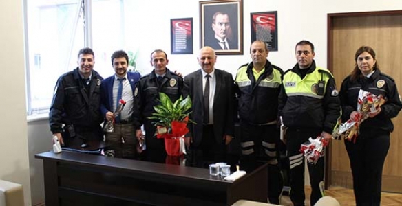 İLÇE EMNİYET MÜDÜRLÜĞÜ PERSONELİ TIP BAYRAMINI KARANFİL DAĞITARAK KUTLADI