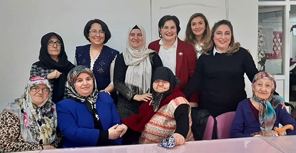 İlmek İlmek Sevgi ile Yaşlıları Kucakladılar