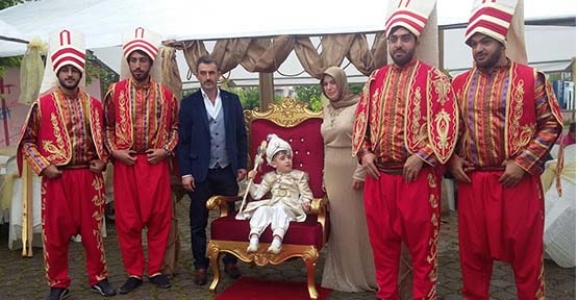 İLYAS ASAF DELİKANLI OLDU