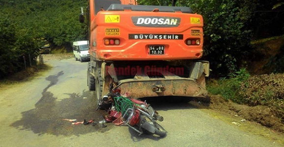 İŞ MAKİNESİNE ÇARPAN GENÇ AĞIR YARALANDI