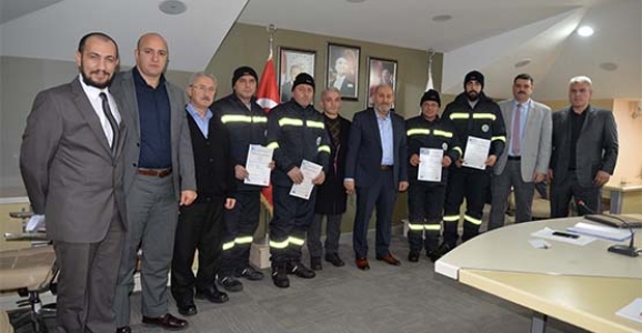 İŞÇİLER MESLEKİ YETERLİLİK BELGELERİNİ ALDI