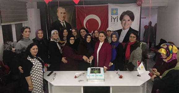 İYİ PARTİLİ KADINLAR PASTA KESTİ, BALON UÇURDU