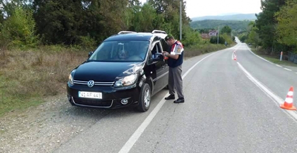  JANDARMA TRAFİK EKİPLERİ SÜRÜCÜLERE ŞEKER İKRAM ETTİ