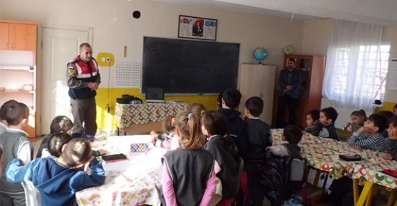 JANDARMA’DAN ÖĞRENCİLERETRAFİK SEMİNERİ