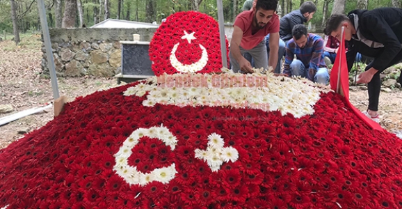 Kabrine Karanfil’den Bayrak Yaptılar