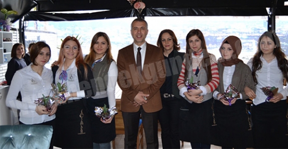 KADINLAR GÜNÜNÜ YANLARINA GİDEREK KUTLADI