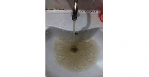 KAHRAMAN MAHALLESİNDE SULAR ÇAMUR AKIYOR