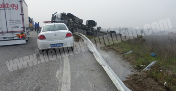 KAMYON ŞARAMPOLE DEVRİLDİ