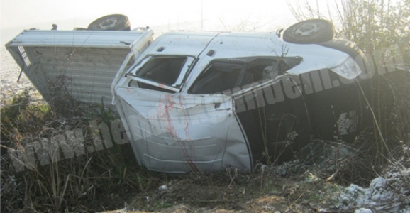 KAMYONET ŞARAMPOLE UÇTU