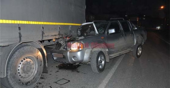 KAMYONET TIR’IN ALTINA GİRDİ