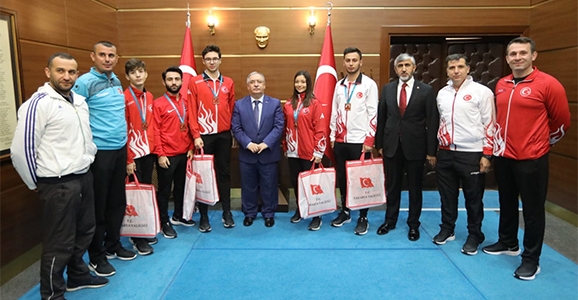  Karateciler Başarılarını Vali Nayir İle Paylaştı